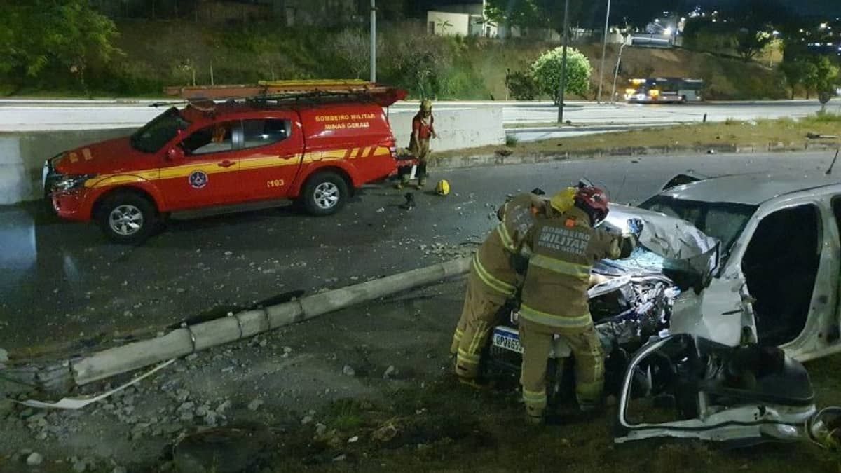 Carro bate em poste e mulher fica presa às ferragens no bairro Cachoeirinha em Belo Horizonte; veja imagens  