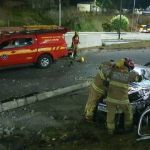 Carro bate em poste e mulher fica presa às ferragens no bairro Cachoeirinha em Belo Horizonte; veja imagens  
