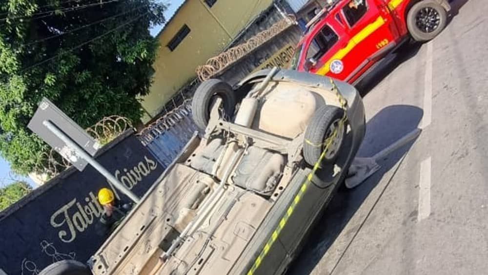 Carro bate na traseira de outro veículo e capota em BH