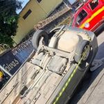 Carro bate na traseira de outro veículo e capota em BH