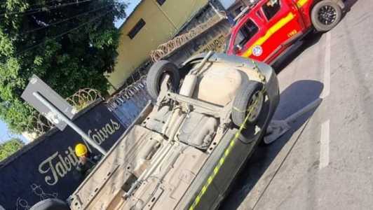 Carro bate na traseira de outro veículo e capota em BH