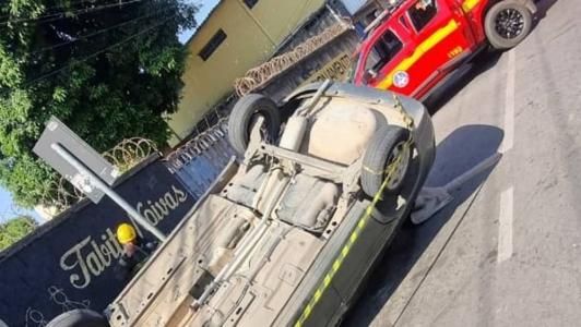 Carro bate na traseira de outro veículo e capota em BH
