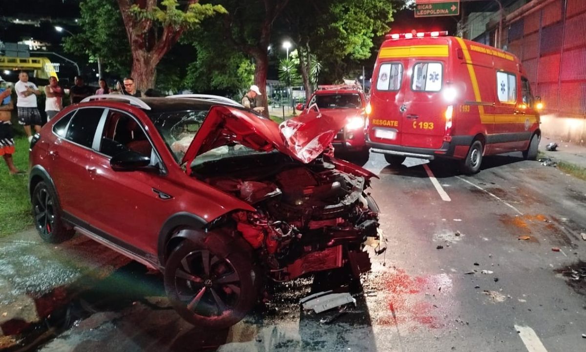 Três ficam feridos após carro bater em poste na Av. Brasil em Juiz de Fora
