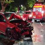 Três ficam feridos após carro bater em poste na Av. Brasil em Juiz de Fora