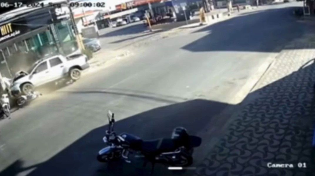 Mulher escapa por um triz de ser atropelada por caminhonete desgovernada em Divinópolis; veja vídeo