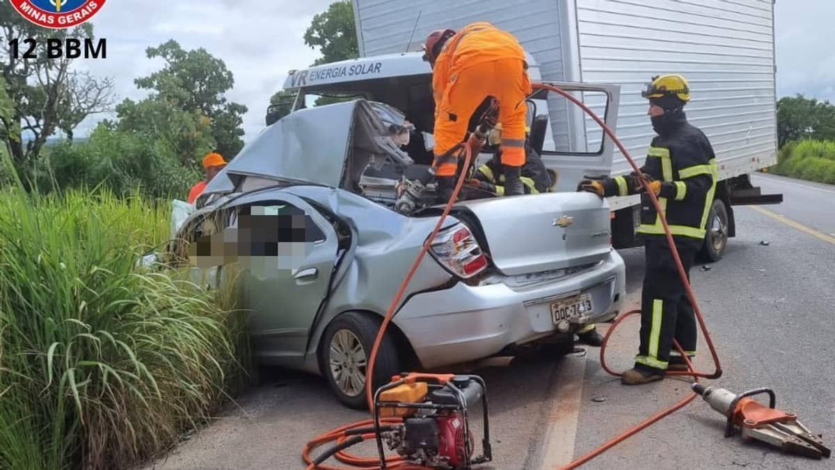 Carro invade contramão, bate em caminhão e deixa quatro mortos na BR-365 