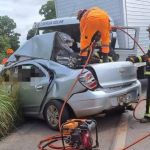 Carro invade contramão, bate em caminhão e deixa quatro mortos na BR-365 