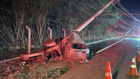 Carro bateu em dois postes e derrubou fios de alta atenção