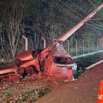 Militar do Exército morre após bater em dois postes e carro partir ao meio em Minas