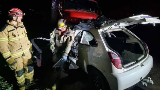 Carro bateu em um caminhão na MG-164, em Martinho Campos, região Oeste de Minas