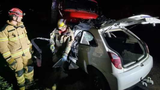 Carro bateu em um caminhão na MG-164, em Martinho Campos, região Oeste de Minas