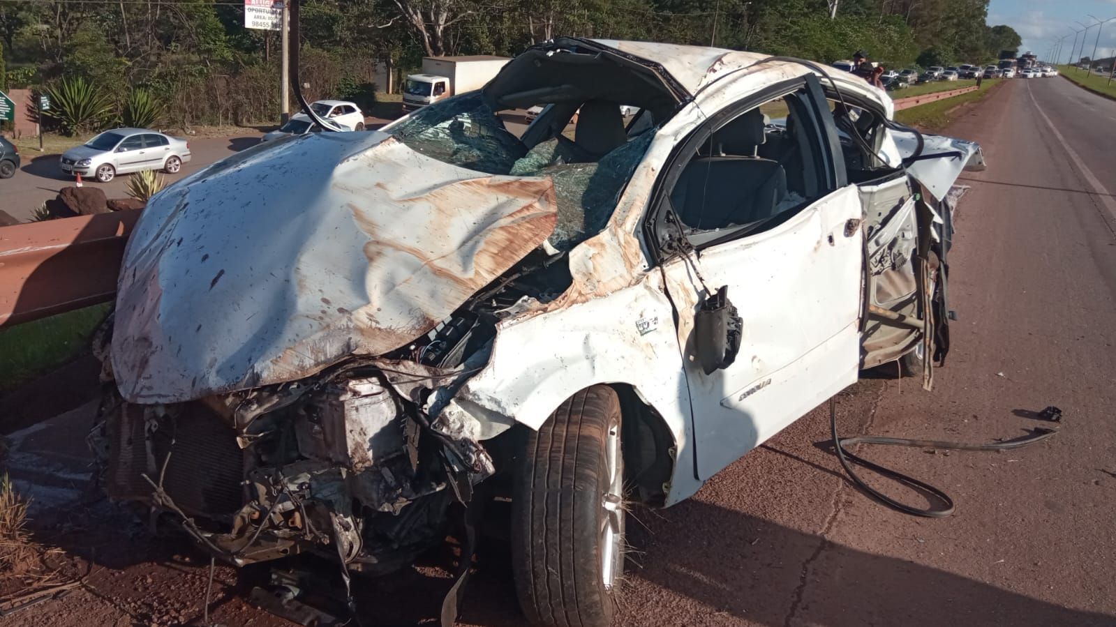Carro capota e deixa dois mortos e fecha a BR-040, em Nova Lima