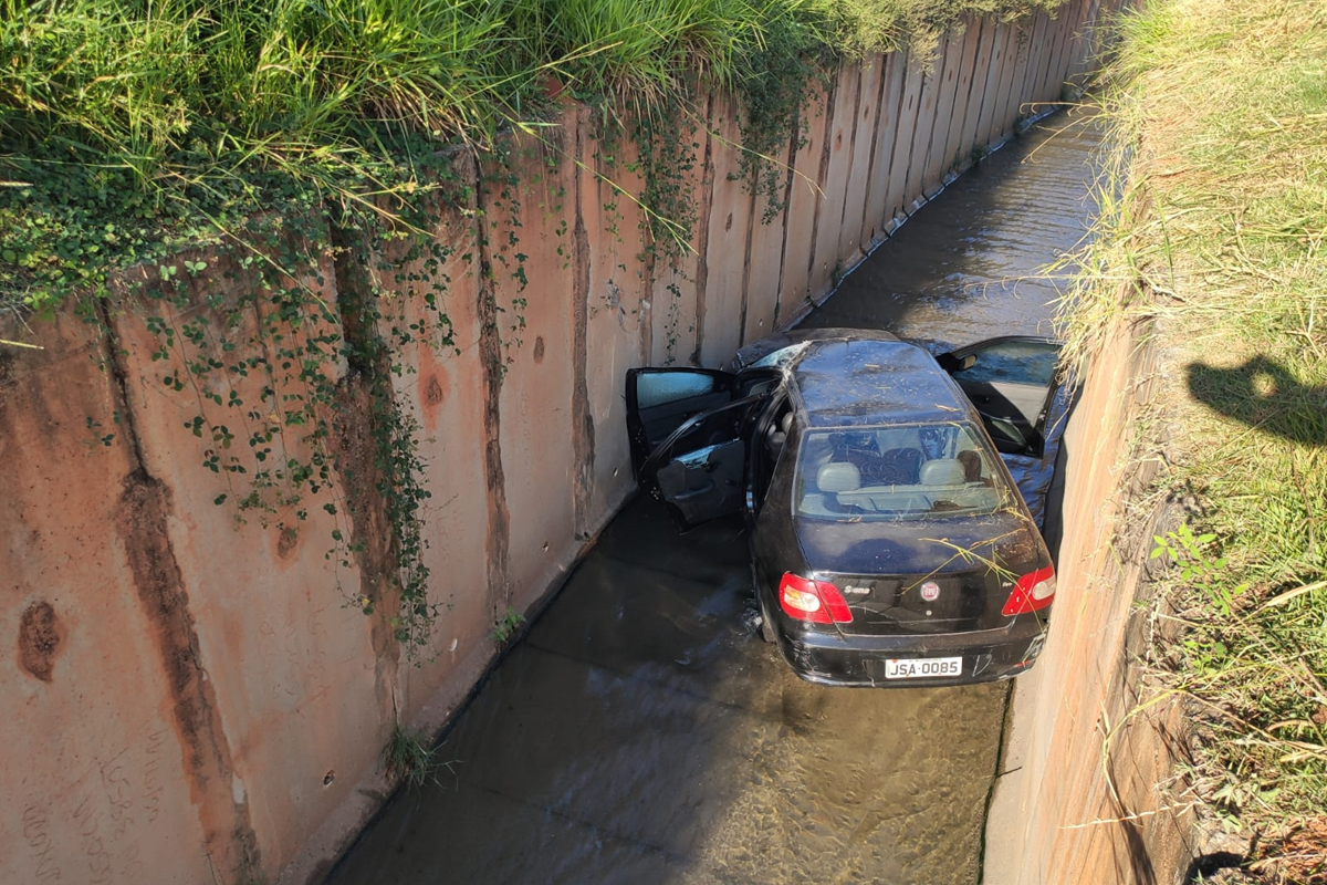Duas pessoas ficam feridas em queda de carro em córrego de Venda Nova, em BH