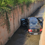 Duas pessoas ficam feridas em queda de carro em córrego de Venda Nova, em BH