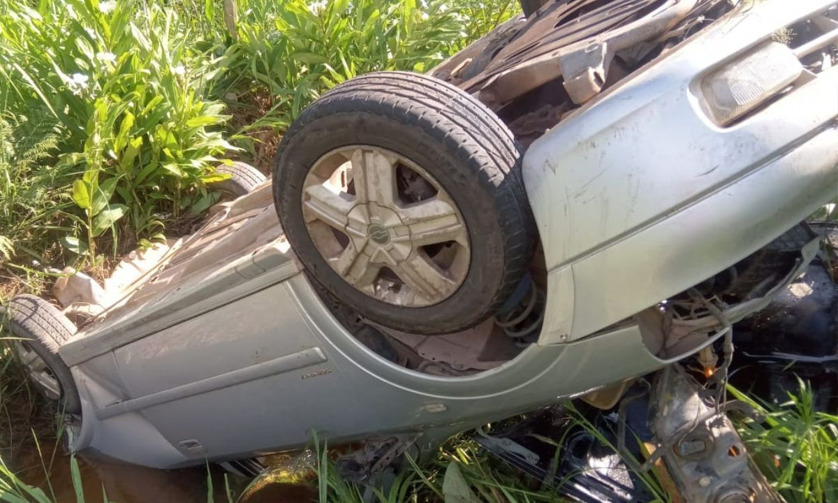 Carro cai em barranco durante fuga de perseguição policial em Bom Jardim de Minas (MG)