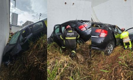 Motorista e passageira ficaram feridos após carro cair em ribanceira na Avenida Itamar Franco em Juiz de Fora