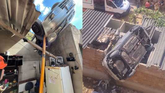 Carro destruiu parte do imóvel