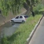 Carro cai dentro de córrego e idosos ficam feridos em Contagem