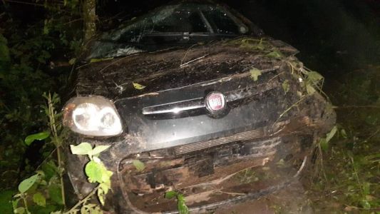 Carro caiu de altura de 15 metros