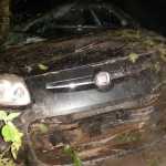 Carro capota e cai de ribanceira de 15 metros em estrada de Minas Gerais; veja imagens