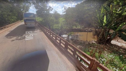 Carro caiu de ponte em ribanceira
