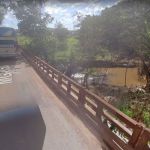 Motorista morre após perder controle de carro e cair de ponte em uma ribanceira no interior de MG