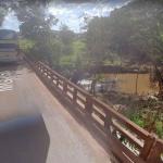 Motorista morre após perder controle de carro e cair de ponte em uma ribanceira no interior de MG
