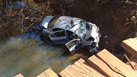 Carro caiu de ponte, mas passageiros não tiveram ferimentos graves