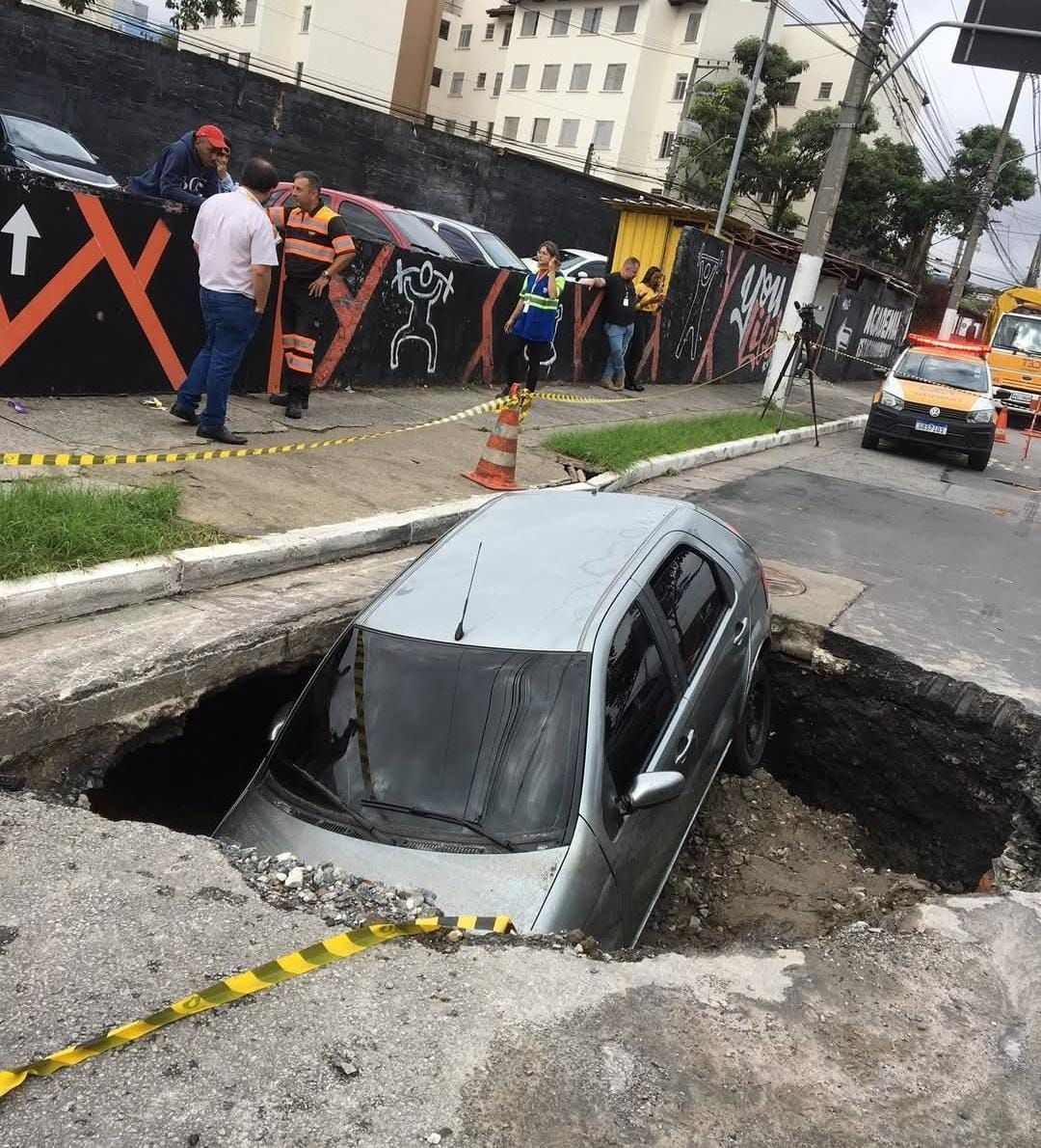 Carro é engolido por cratera em São Paulo; veja imagens