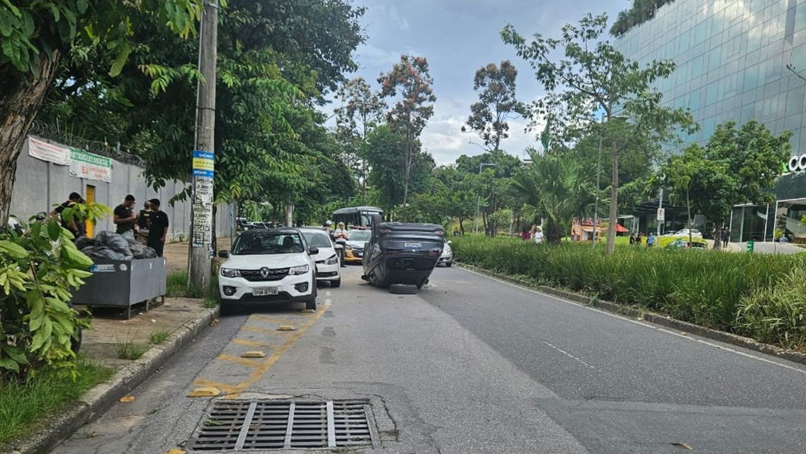 Carro capota em acidente com quatro veículos na avenida Bernardo de Vasconcelos, em BH