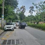 Carro capota em acidente com quatro veículos na avenida Bernardo de Vasconcelos, em BH