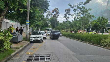 Foto mostra carro que capotou na avenida Américo Vespúcio, em Belo Horizonte