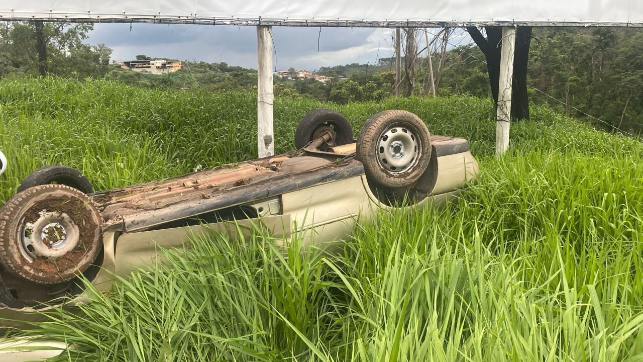 Carro capota e deixa dois feridos na BR-381, na Grande BH
