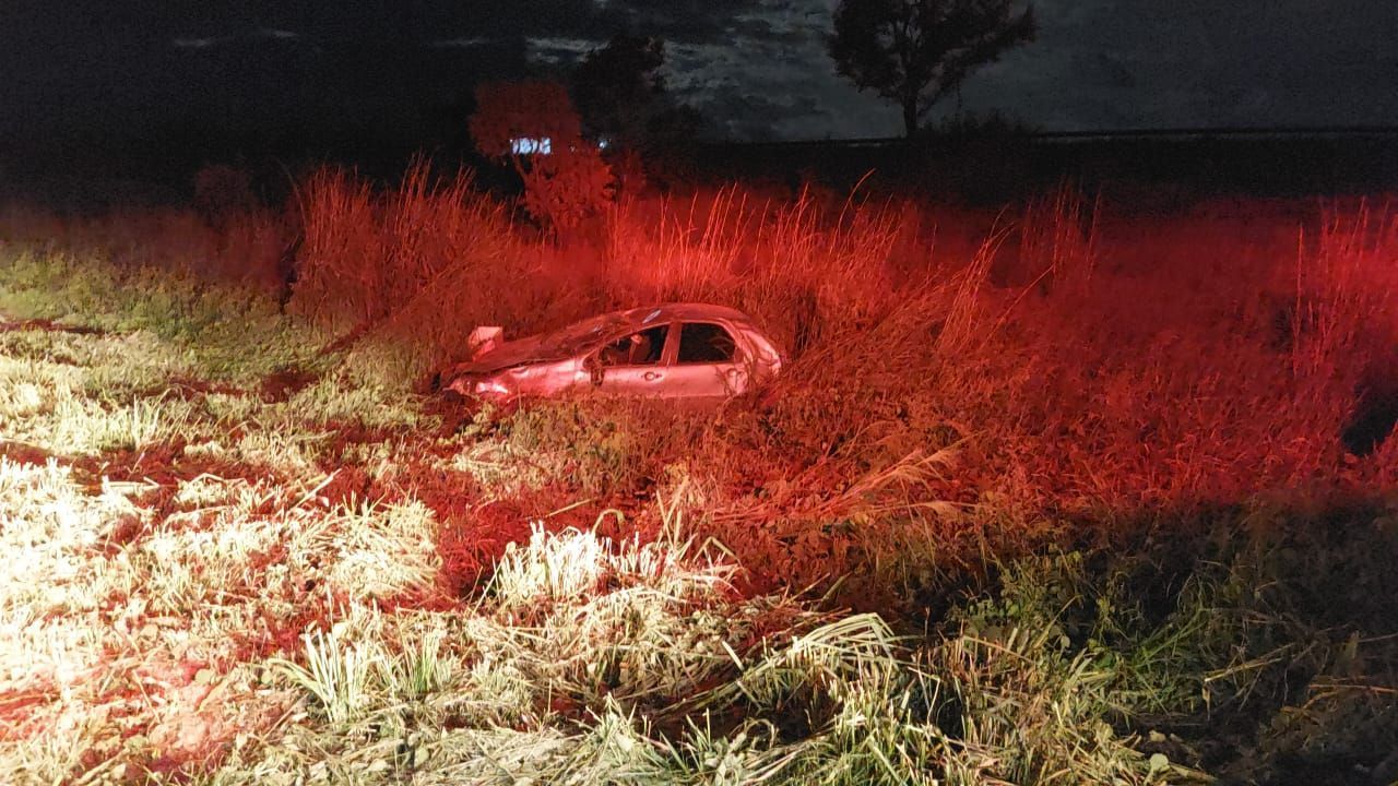 Carro capota na BR-356 e passageiros são arremessados para fora do veículo