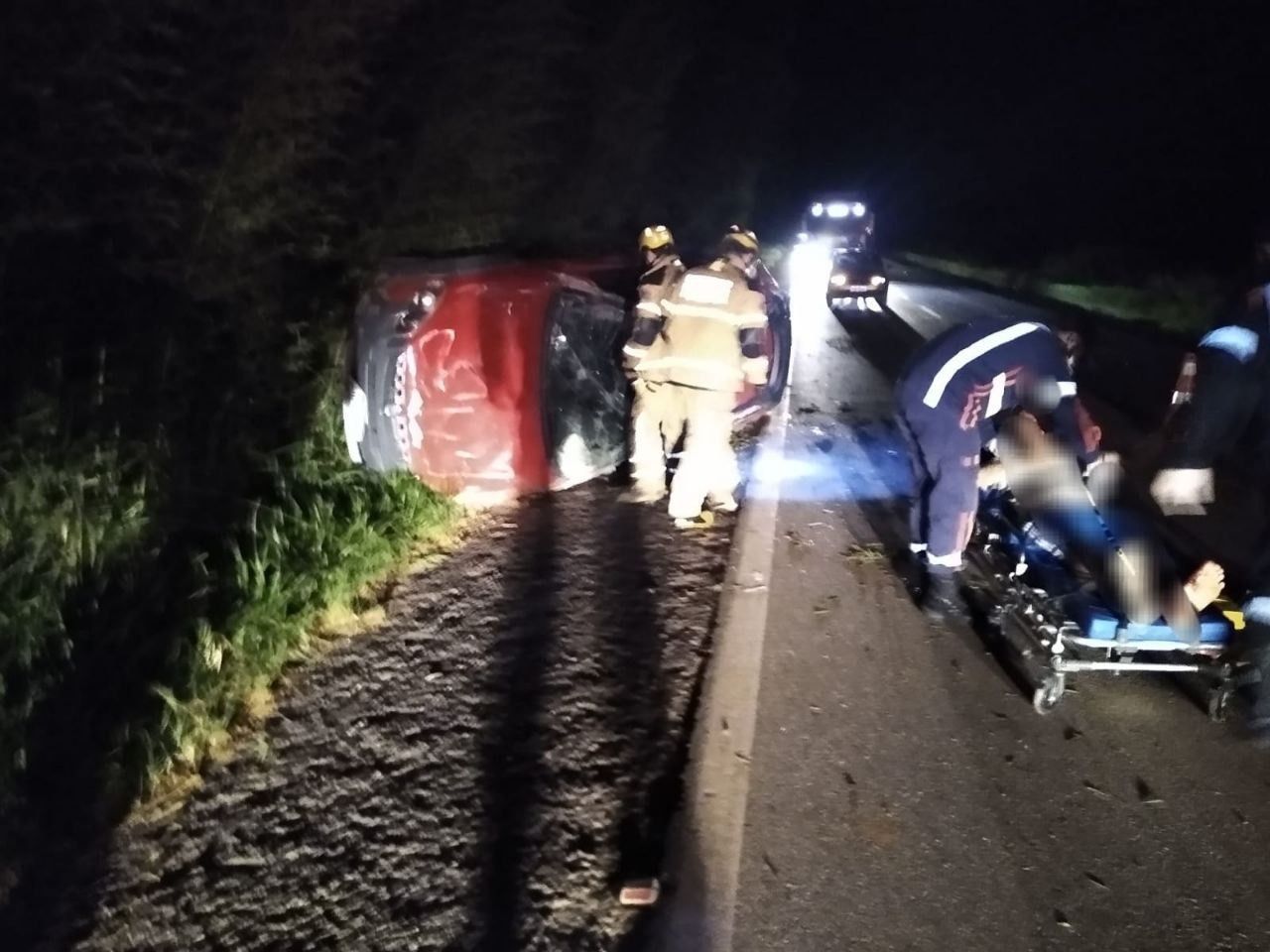 Motorista é resgatado após carro capotar no Sul de Minas