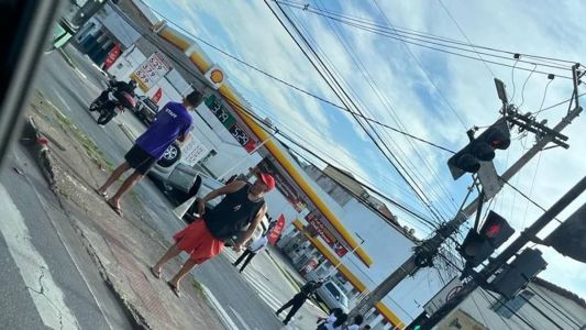 Carro capota na avenida Barão Homem de Melo, região Oeste de Belo Horizonte