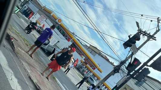 Carro capota na avenida Barão Homem de Melo, região Oeste de Belo Horizonte