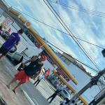 Carro bate em ônibus e capota na avenida Barão Homem de Melo, em Belo Horizonte