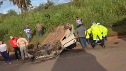 Carro capotou na tarde desta segunda-feira (2) na BR-040, na altura da cidade de Congonhas, na Região Central de Minas Gerais