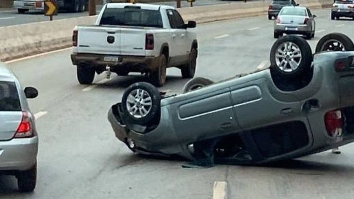 Carro capota na BR-040 em Nova Lima e atrapalha trânsito no sentido Belo Horizonte