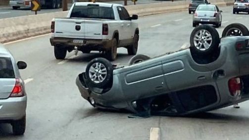Carro capota na BR-040, em Nova Lima