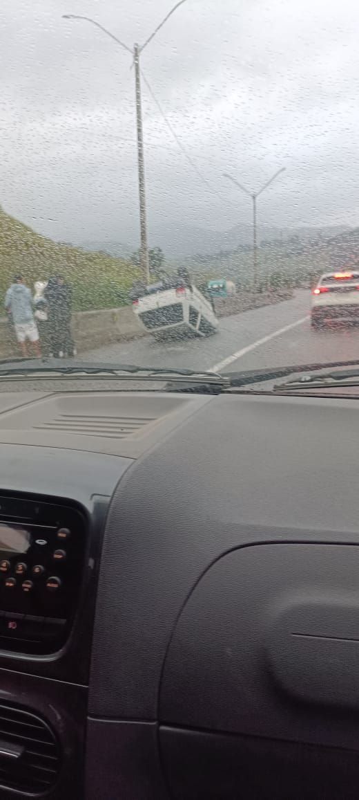 Carro capota na Fernão Dias, no Sul de Minas, e deixa motorista ferido