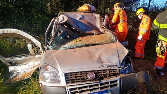 Carro capota no interior de Minas e cinco pessoas ficam feridas