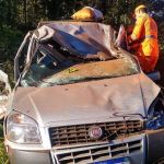 Carro com cinco pessoas capota no interior de Minas