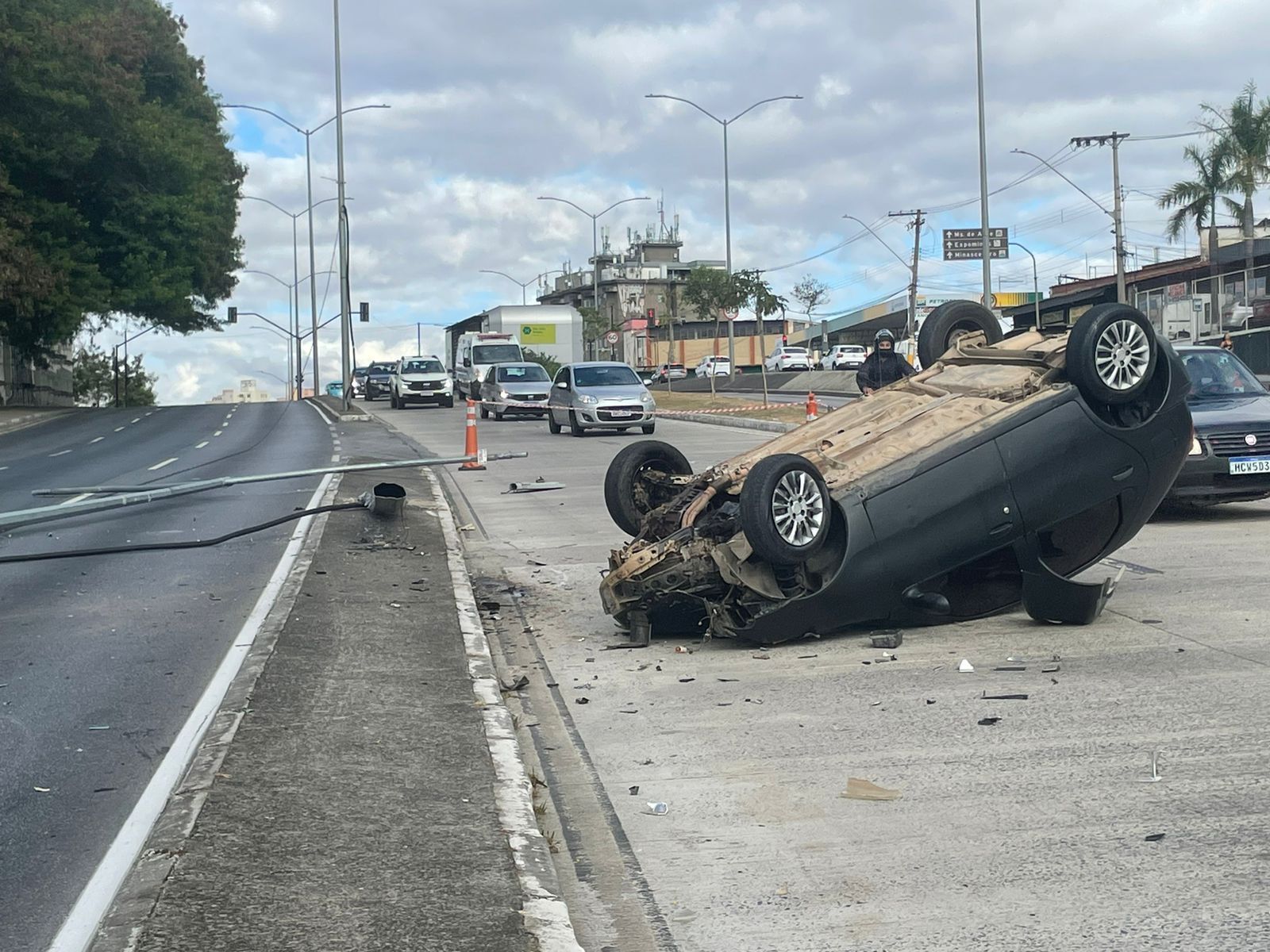 Jovem é socorrido com ferimentos no rosto após capotar carro na Avenida Dom Pedro I em BH
