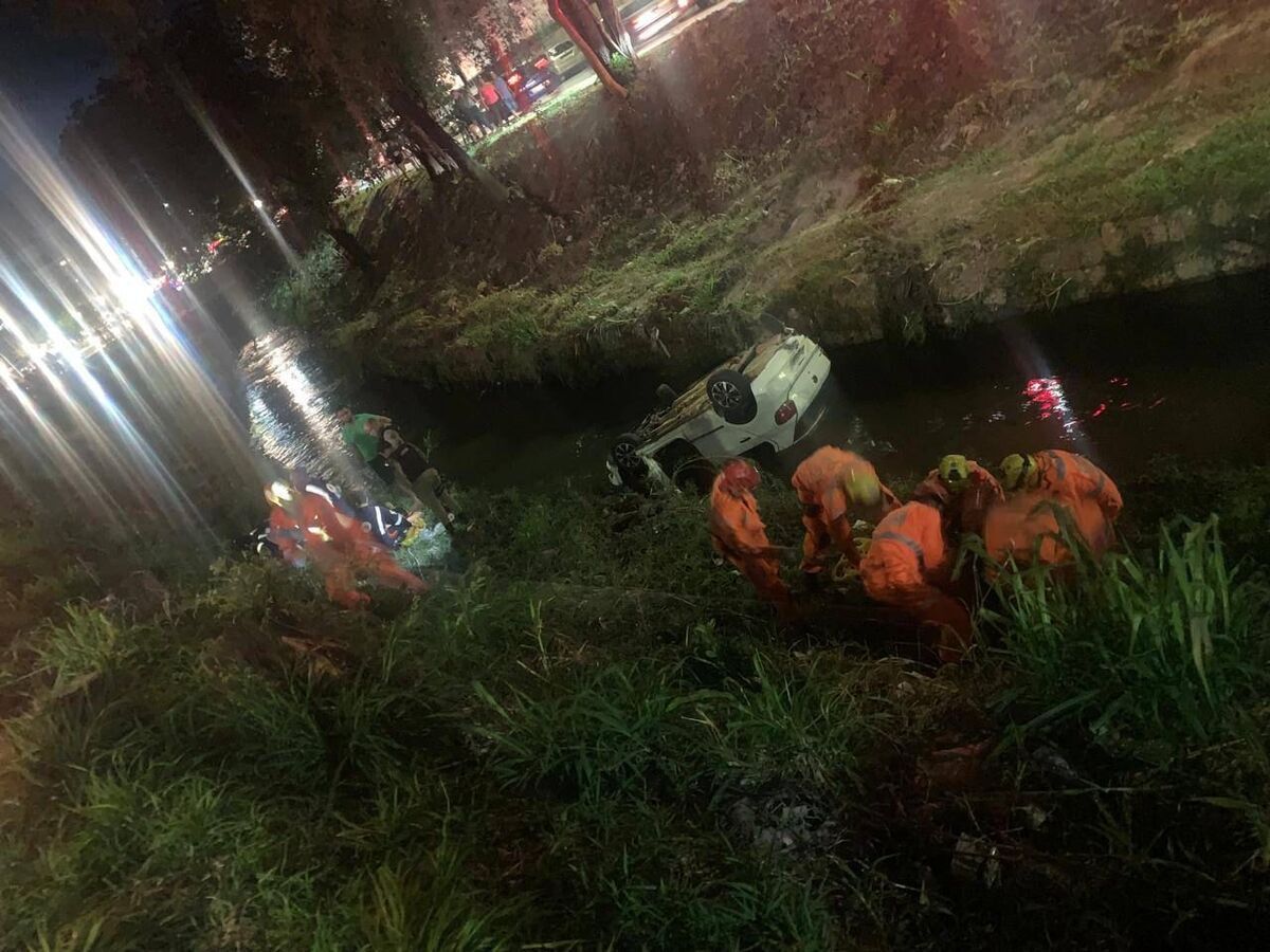 Carro cai em rio e deixa uma pessoa morta e três feridas em Contagem