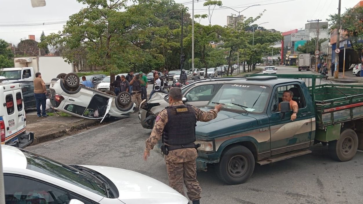 Carro capota na avenida dos Andradas, região Leste de BH