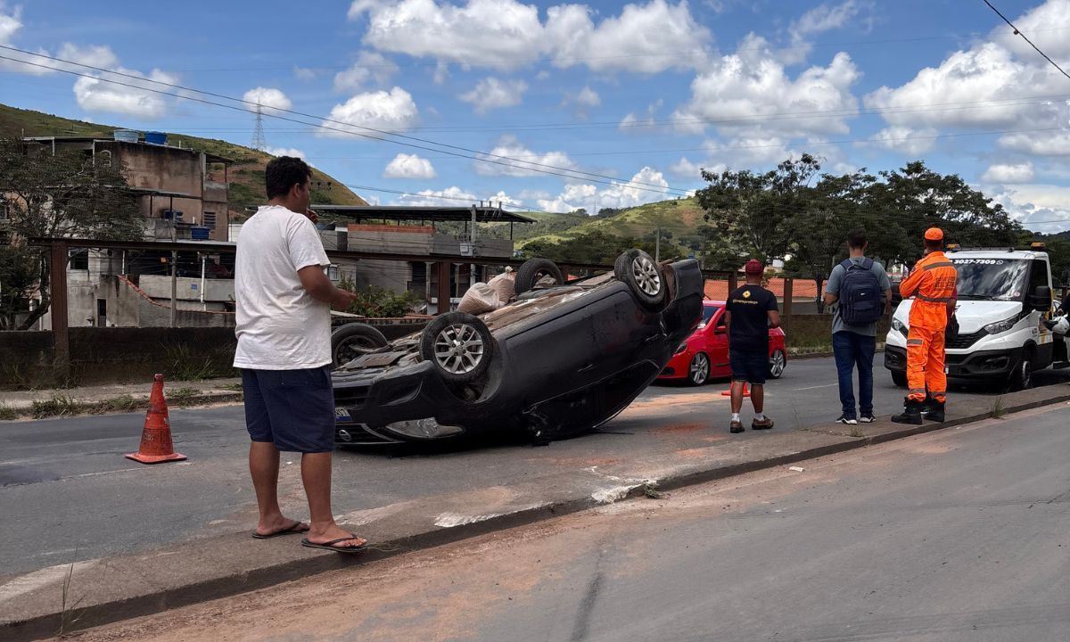Acidentes em série comprometem trânsito na Av. JK em Juiz de Fora