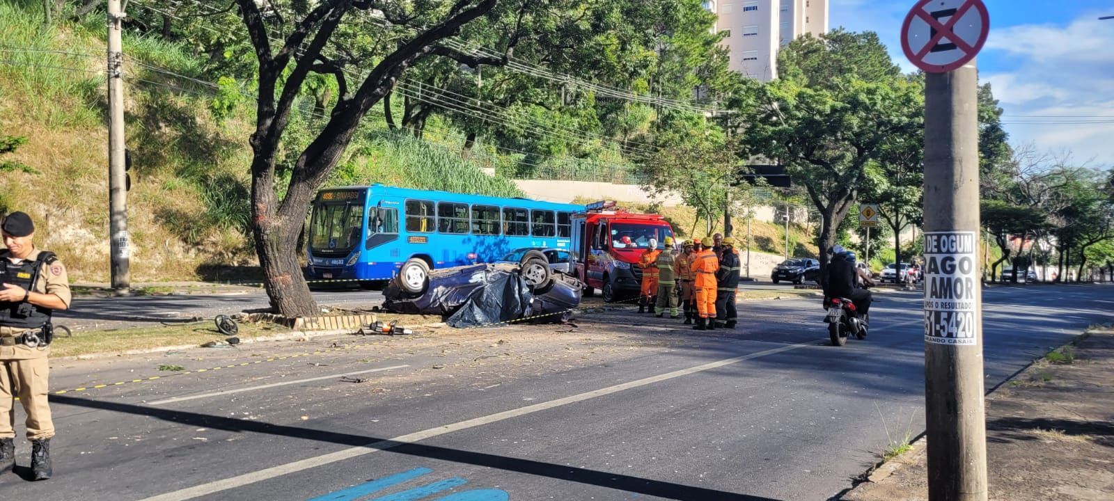 Carro bateu em duas árvores antes de capotar em BH; veja fotos
