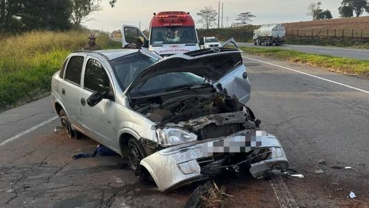 Carro capotou e motorista ficou preso às ferragens